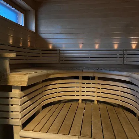 Sauna In Nuuksio With Private Hot Tub 에스포